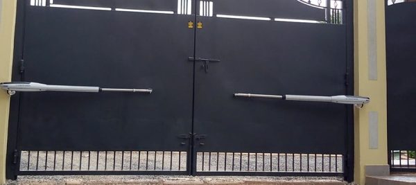 Automatic swing gate