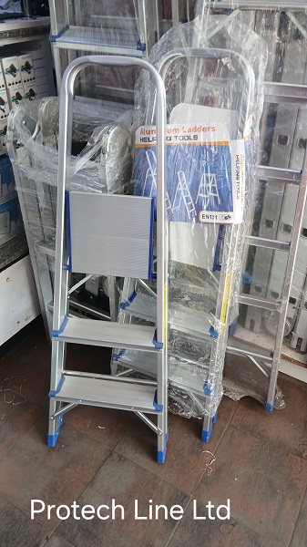 Lightweight 3-step aluminum folding ladder with non-slip wide pedals and handrail