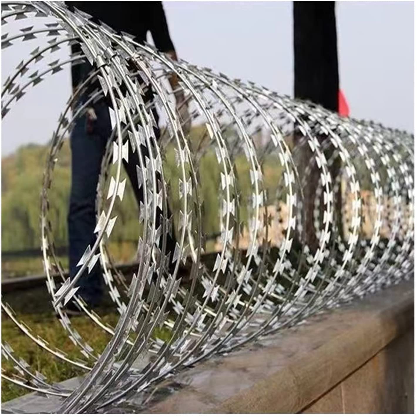 730mm razor wire installed on top of 2.4m chain link fence for high security